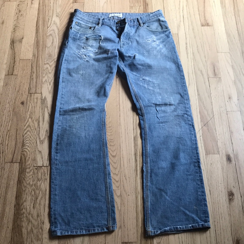 Light blue distressed men’s jean